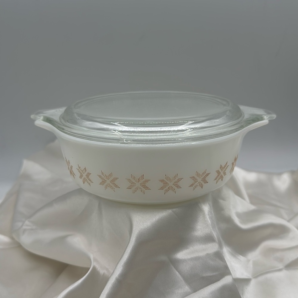 Pyrex White and Gold Star Casserole Dish. #471 1 Pt.
Lid is 5 470-c,